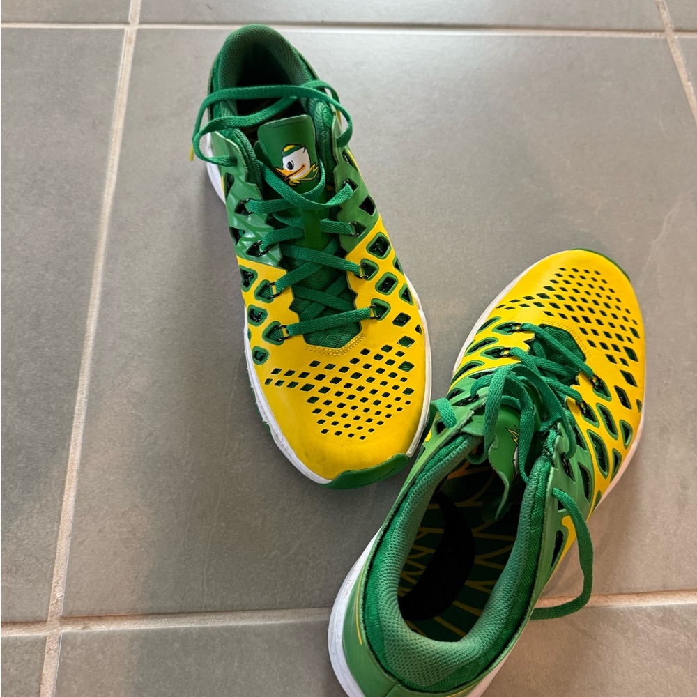 Oregon Ducks Nike Green and Yellow Athletic Shoes - Picture 3 of 5